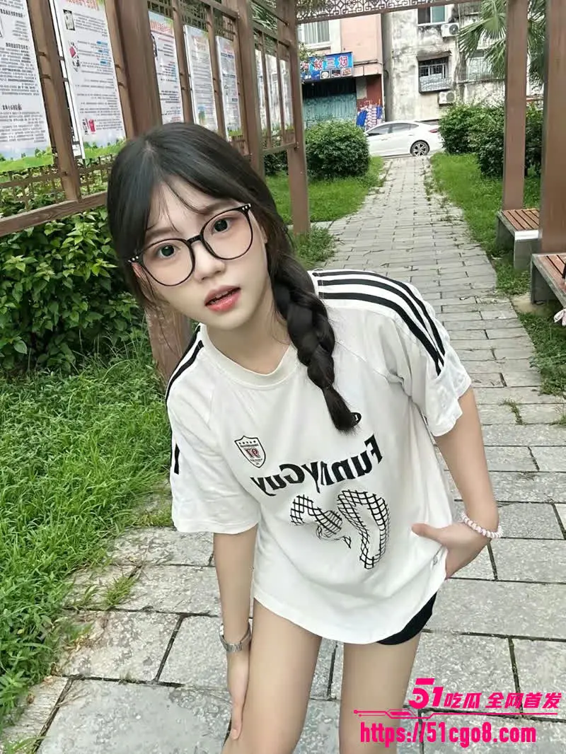 深圳眼镜学妹 王宇婷 背地里竟是男友专属玩物 镜前后入女上位骑乘坐爆大鸡巴！