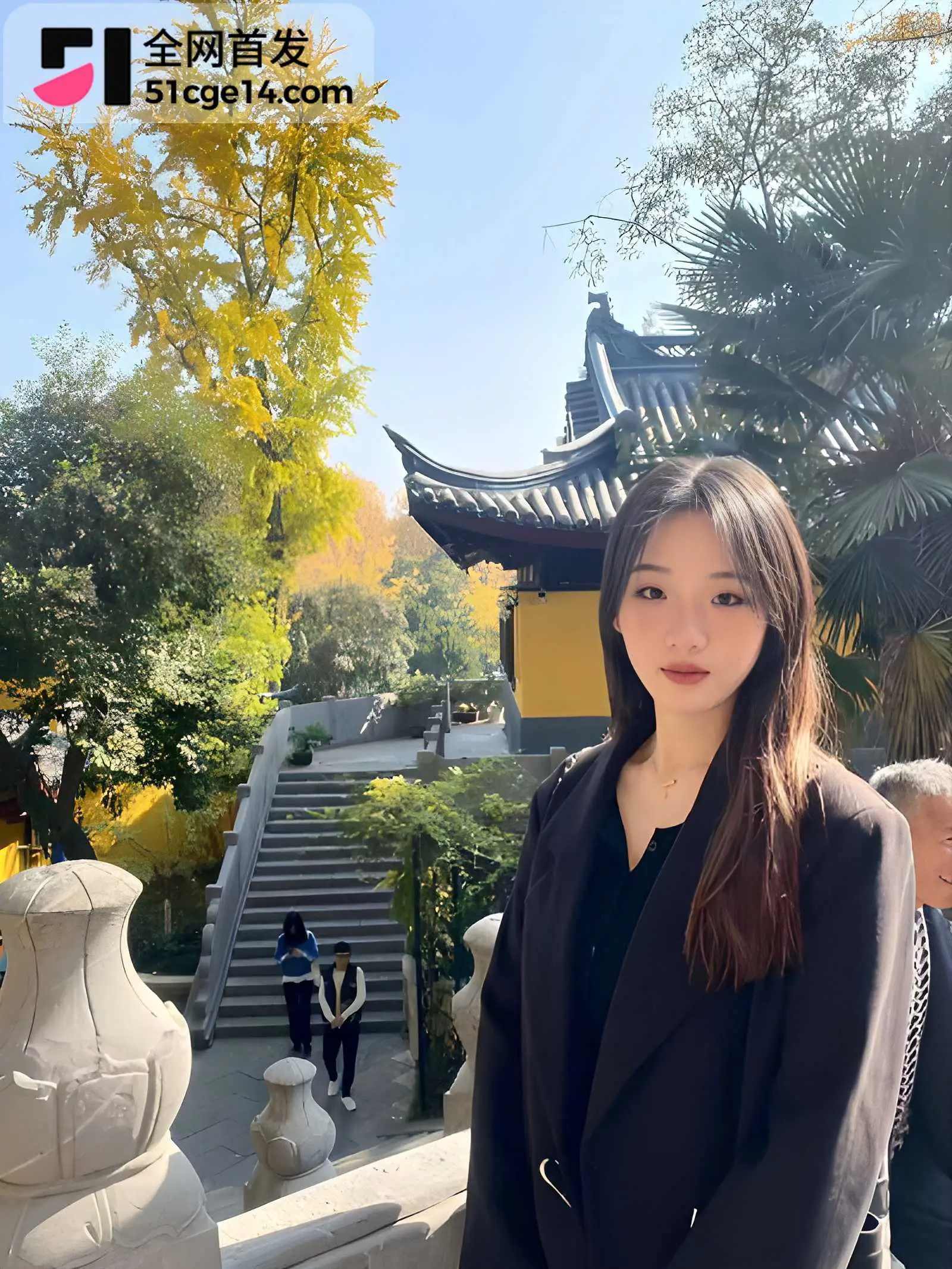 高颜值精神小妹知三当三约炮中年大叔 身着开裆黑丝被花式猛操 表情又羞又骚!