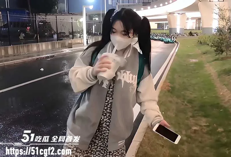 双马尾学妹 汤圆 放学捡尸酒醉大叔 一脸好奇玩弄肉棒 浓精灌满小逼满足回家!