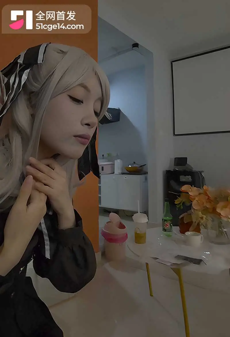 推特COS网黄 花园莉莉 大尺度私拍 露脸口交娇羞反差 开裆黑丝被花式猛干 可爱淫荡极致融合