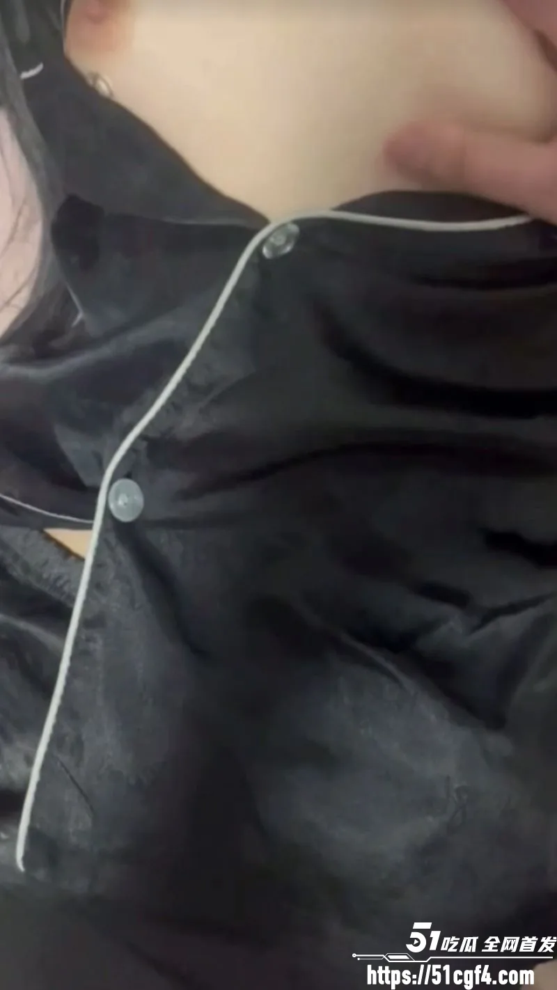 51原创和妹妹同居的日子 背着好兄弟在卧室偷偷操了他的女朋友 真的刺激!
