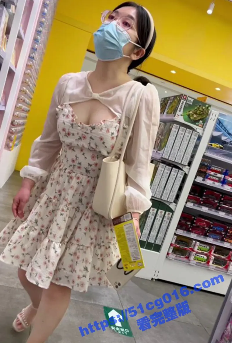 大神偷拍抄底美女裙底风光 巨乳眼镜妹和男友逛街 长裙蓝色窄内骚气侧漏 贴着屁股拍 真是艺高人胆大