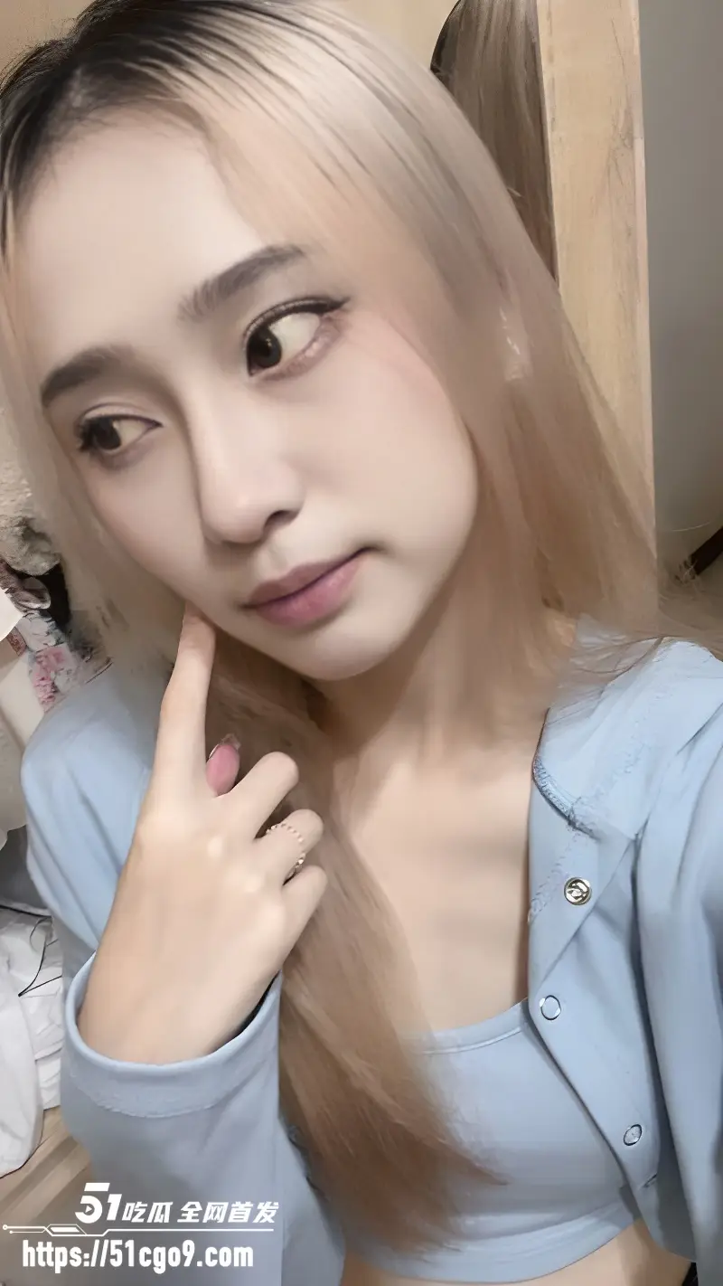 小红书金发御姐 嫌男友阳痿 直接跟好兄弟玩3P 废物老公躲在一旁撸管 绿帽戴牢!