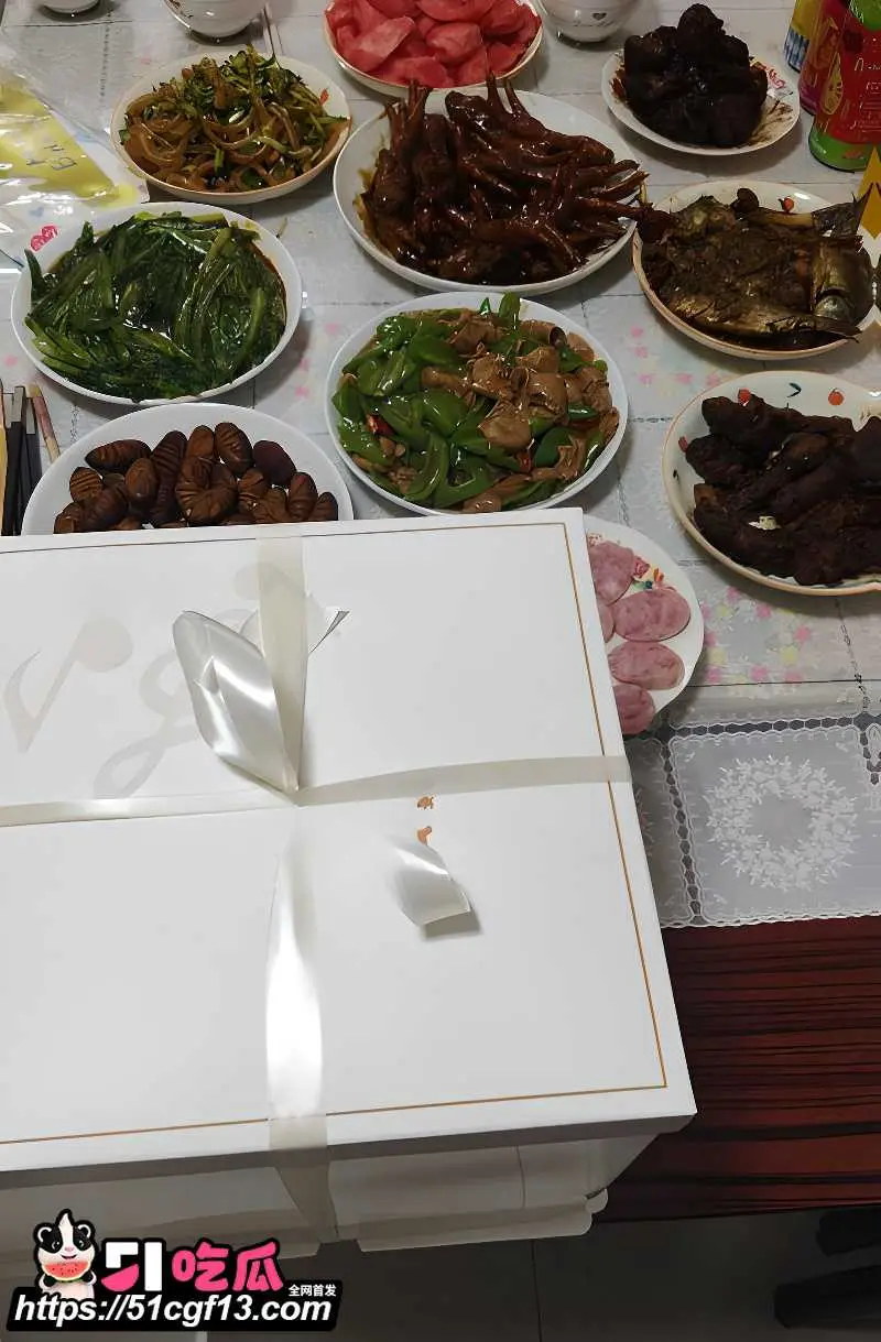 海角大神小胖的快乐生活 终于操妈成功 借着秘密武器和妈妈生日的酒精 内射成功