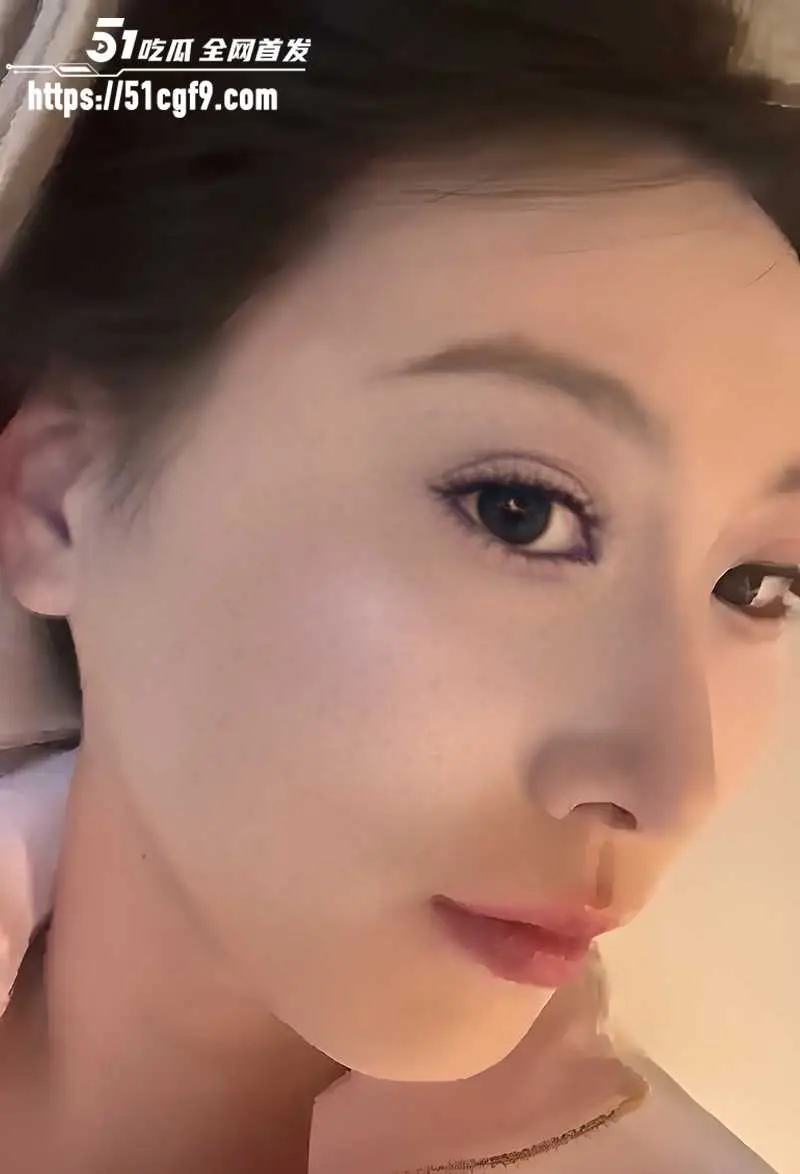 湖北美女大学生 蒋佳玉 露脸网调扮母狗 脱衣揉奶掰穴自慰 被男友扛腿狠操