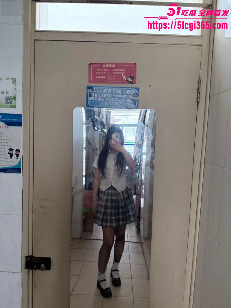 江苏盐城05年学生妹 陈思雅 为取悦金主释放母狗奴性 被调教露出宿舍自慰尺度超大！