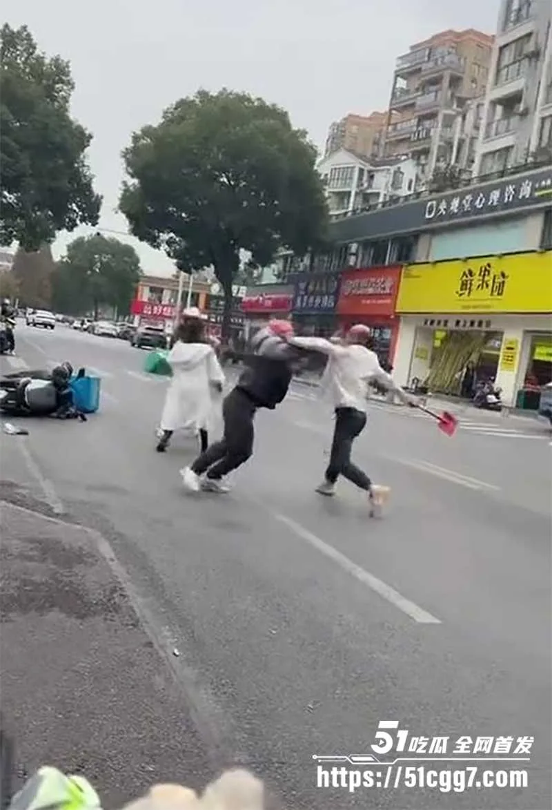 武汉街头发生惊天血案!外卖员送餐变索命 与商家小摩擦升级成械斗 夺刀劈砍一死一伤 惨烈现场视频流出!