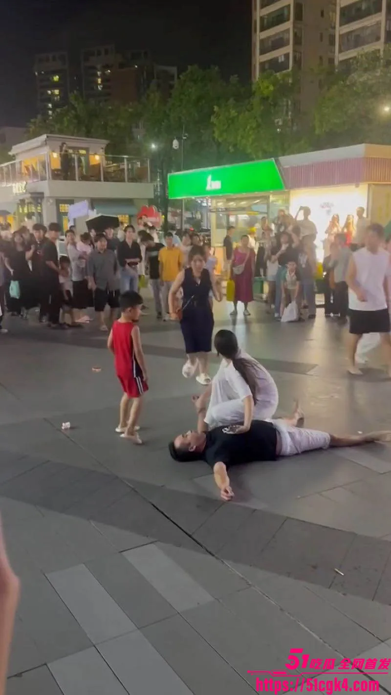 养女20年竟跟男友私奔!广场上老爹与男友互殴被一拳干倒 女儿却冷眼旁观看着亲爹被揍 这画面属实令人心寒!