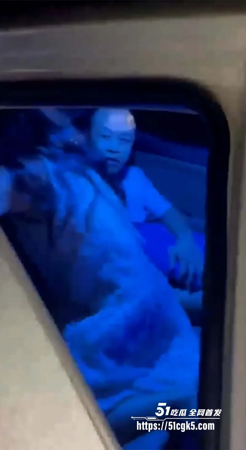 女子出轨车震被抓现行 男的裤子都脱光 女的还咆哮着说 我真的没做 网友：你就差没喷了