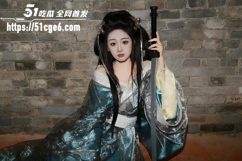 极品舞蹈老师 穿着汉服与金主无套做爱 柔软娇躯被无情蹂躏 颜值非常抗打!