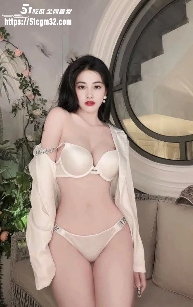 越南技商银行女职员 被副行长潜规则 骚穴遭无套暴力打桩 浪叫不断彻底沉沦!