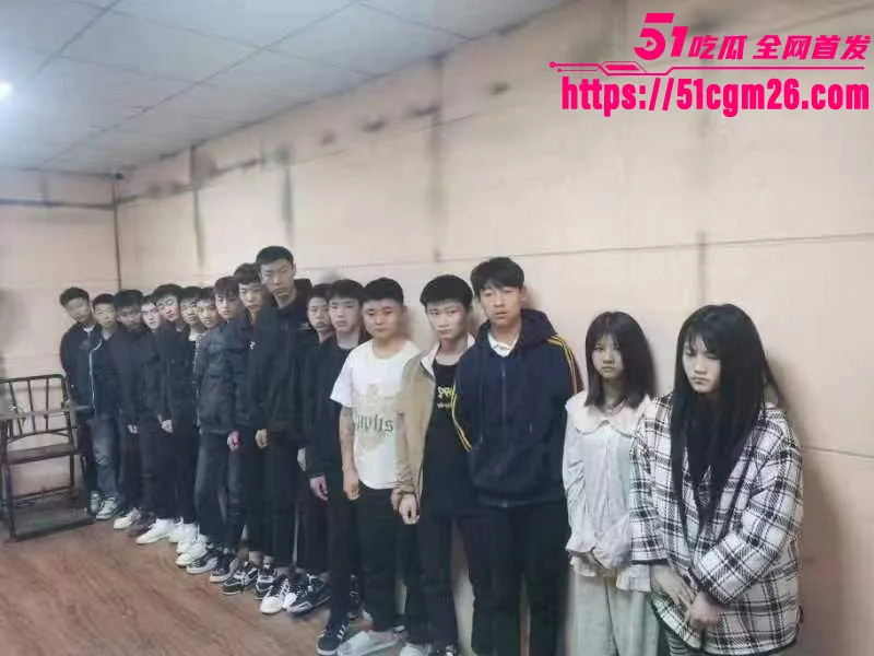 19岁精神小伙精神小妹 马路约群架 场面混乱如同古惑仔重现江湖!