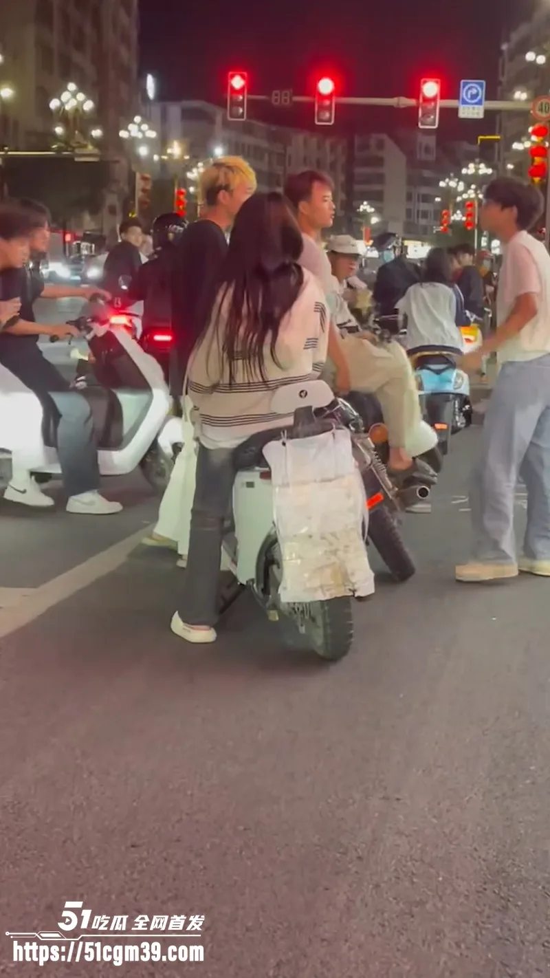 广东潮汕 精神小伙街头纠纷 持刀狂砸摩托车 场面混乱如同古惑仔重出江湖!