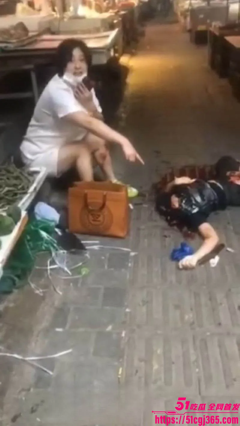 重庆砍人惊魂!女子因爱生恨错认老公侄女为小三 刀砍头腹肠流一地尸首分离 血腥现场围观者尖叫!