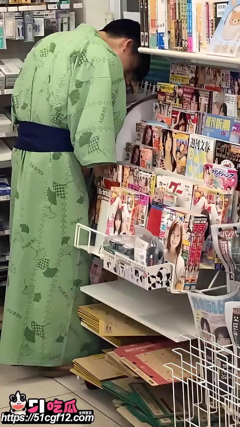 日本奇男子 便利店内对着女优海报打飞机 店员抓包当场社死 让人哭笑不得