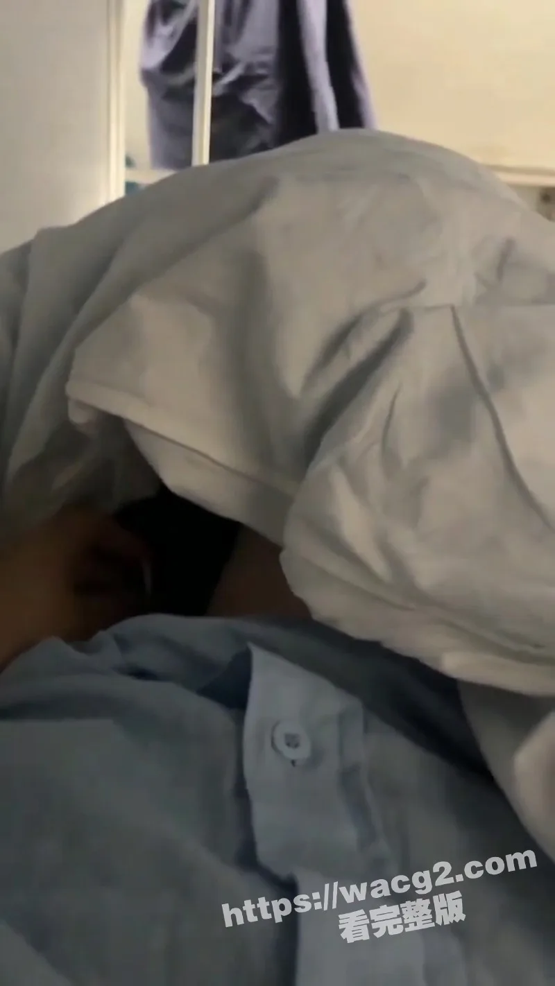 寂寞少妇在火车上自慰被隔壁床的发现 在人来人往的火车上被无套中出 这少妇淫叫声估计整个车厢都能听到吧