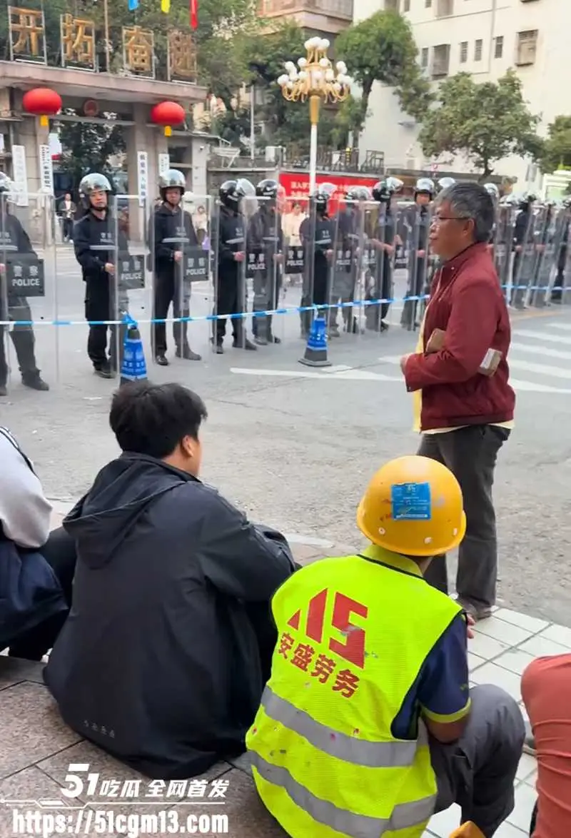 广东信宜市小区 变成火葬场惹暴动 数百村民街头抗议 被镇压多人挂彩流血 现场视频相当劲爆!