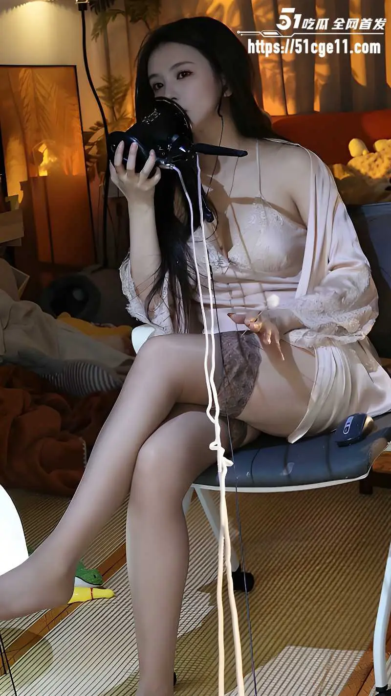 声控主播 大艺术嘉 人妻ASMR诱惑 穿着吊带裙吹舔麦克风 表情甜得发腻 声音软到骨头里!