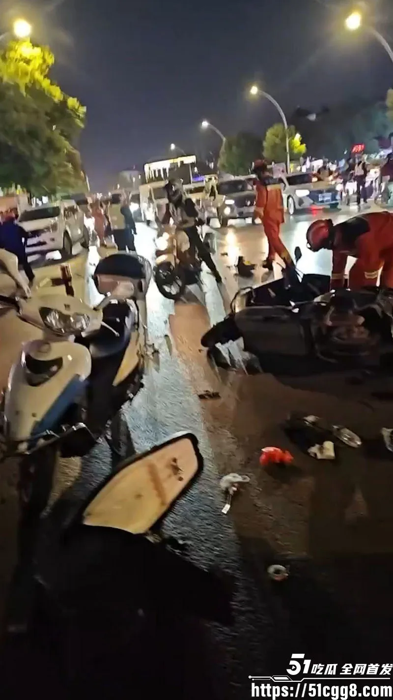 江西景德镇豪德贸易广场发生严重车祸 小轿车失控撞飞4辆两轮车 救护车来回两趟拉人 其中一人当场身亡!