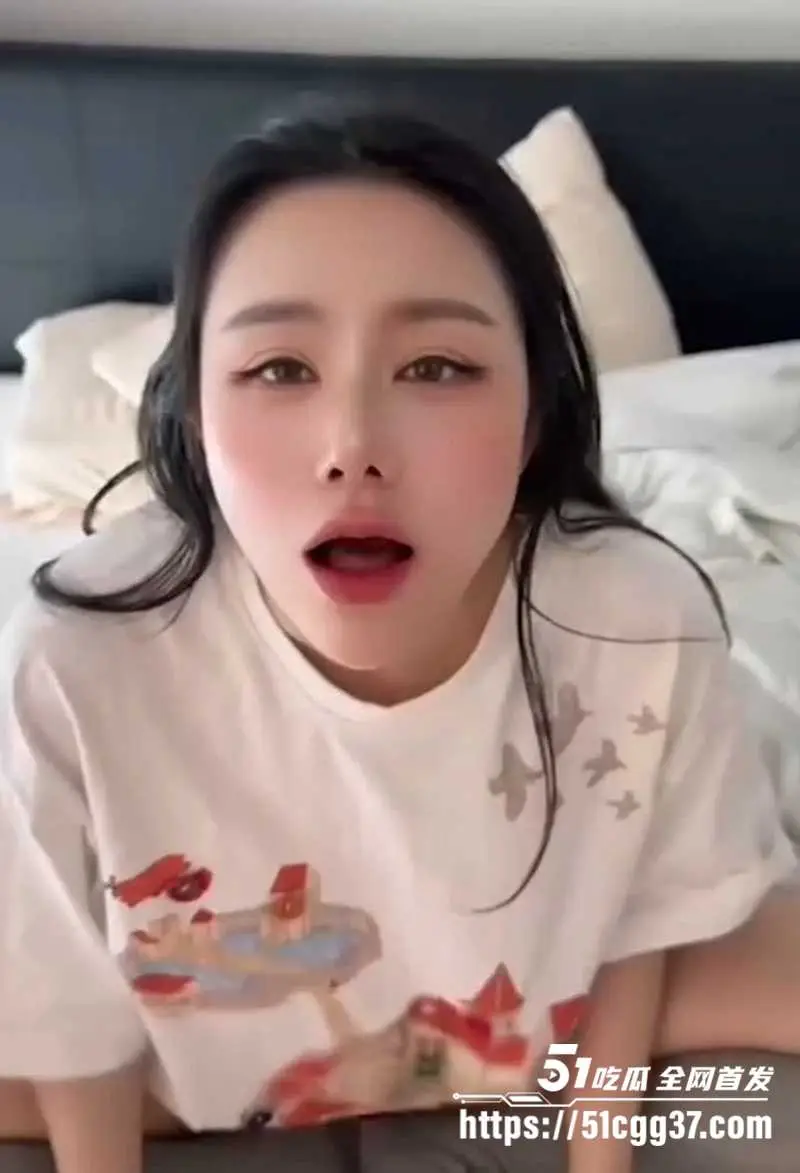 推特御姐网黄 汐梦瑶 付费新作 调皮妹妹撞见亲哥自慰 竟握屌舔弄主动骑乘 被操的高潮连连 口爆吞下浓精！