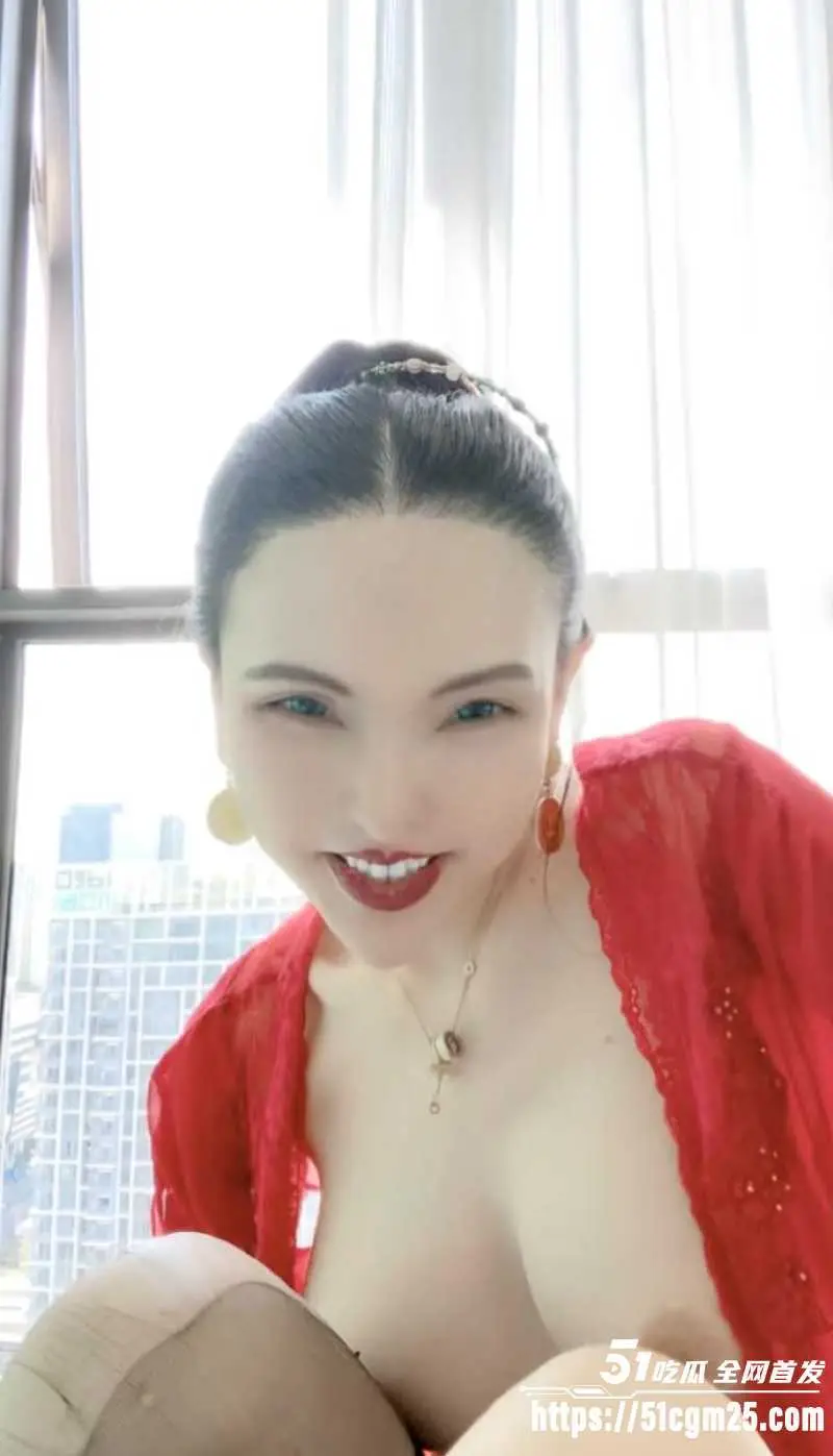 直播天后 水母娘娘 挑战极限30cm巨屌深喉 高跟鞋插逼玩到失禁 真是太狠了！