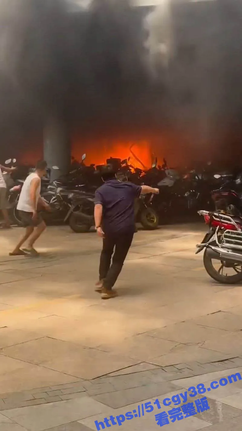 重庆石桥铺火灾大瓜 摩托车自燃引爆电瓶车 现场浓烟滚滚险些吞没大厦！