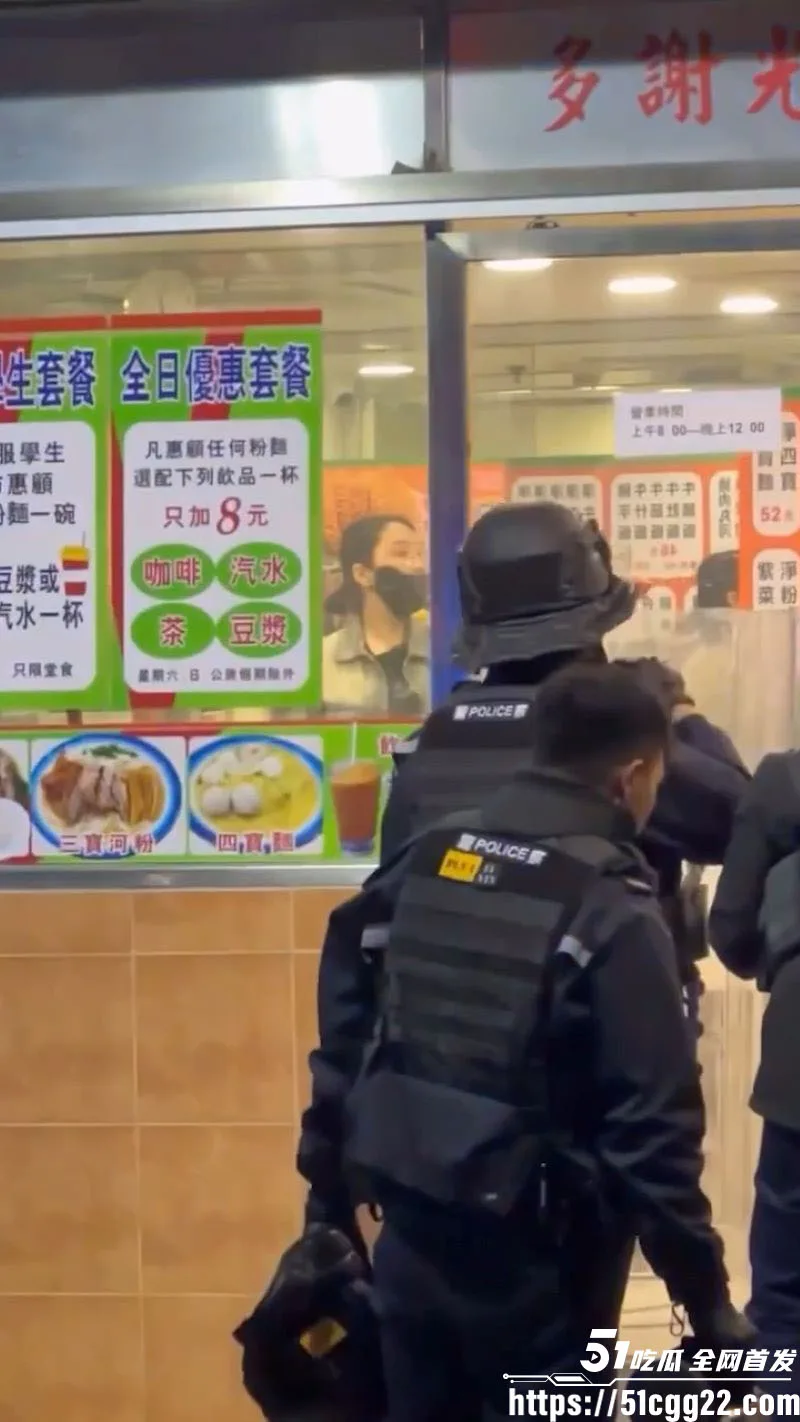 香港上水粉店惊魂!女子手机没电无法微信付款 恼羞成怒与店主争执 拿菜刀挥舞砍警盾 最终被治服逮捕!