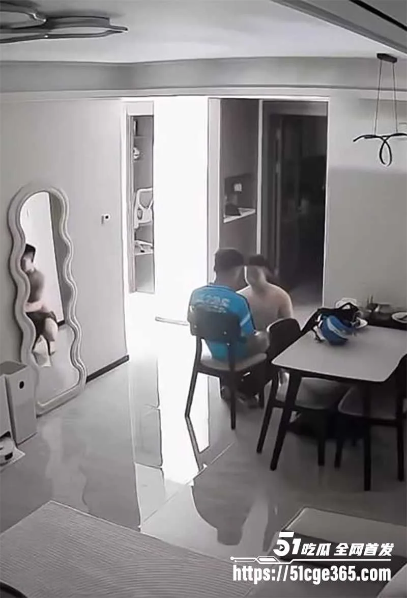 男同小伙 50块钱勾引外卖小哥约炮 监控偷拍视频流出 激情舔屌大战 男男赤裸互啯肉棒!