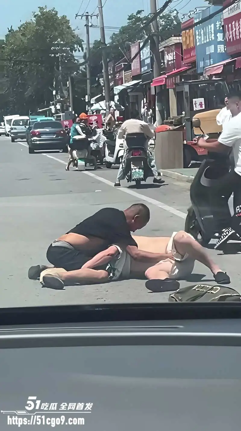 男的最懂男的痛 街头互扣鸡鸡死磕到底谁也不松手 看完直接笑疯!