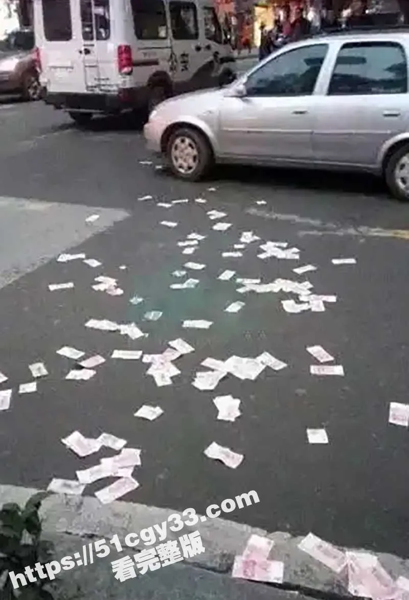 北京昌平万科天地 千万钞票高空洒落 有人狂捡11万 外卖小哥都扔车开捡 现场十分震撼!