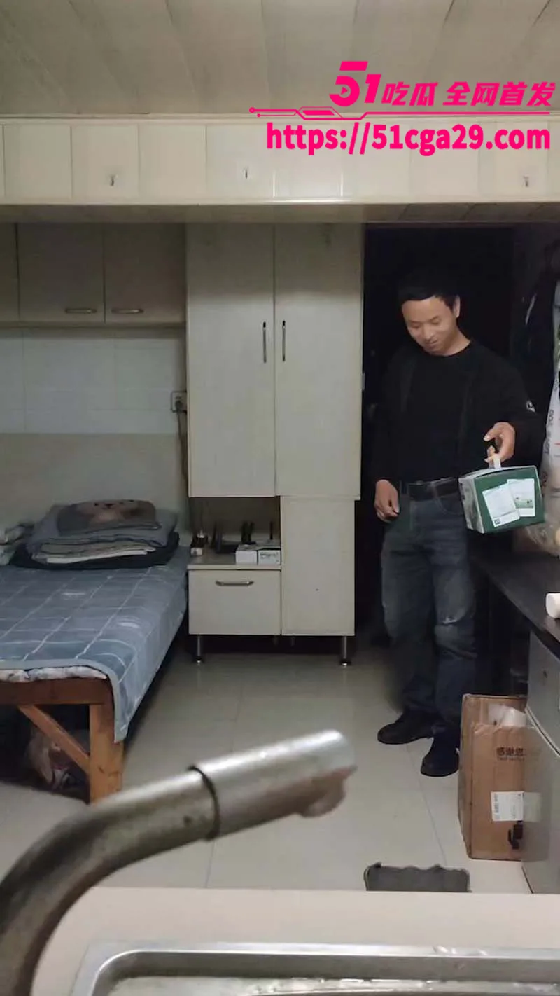 南京红姐 遇上 大暖男牛奶哥 专程给红姐带来一箱牛奶补身体!