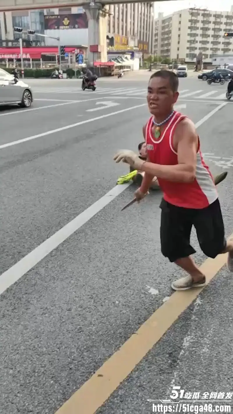南宁街头惊现刀客 抢劫后持刀无差别捅人 面露凶狠见人就捅 围观群众惊恐报警 场面触目惊心!
