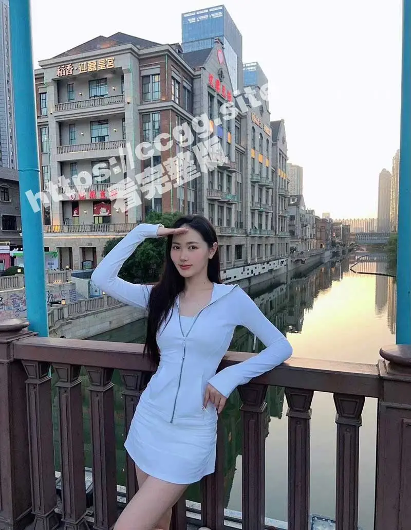 武汉美女大学生 就业难选择下海黄播 宿舍直播扣B撒尿 反差模样尽显风骚！