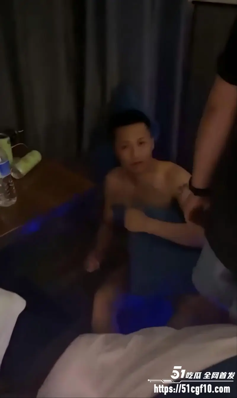 狗男女偷情 激战正酣惨遭抓奸 一丝不挂被疯狂暴揍 奸夫全程状态懵逼!