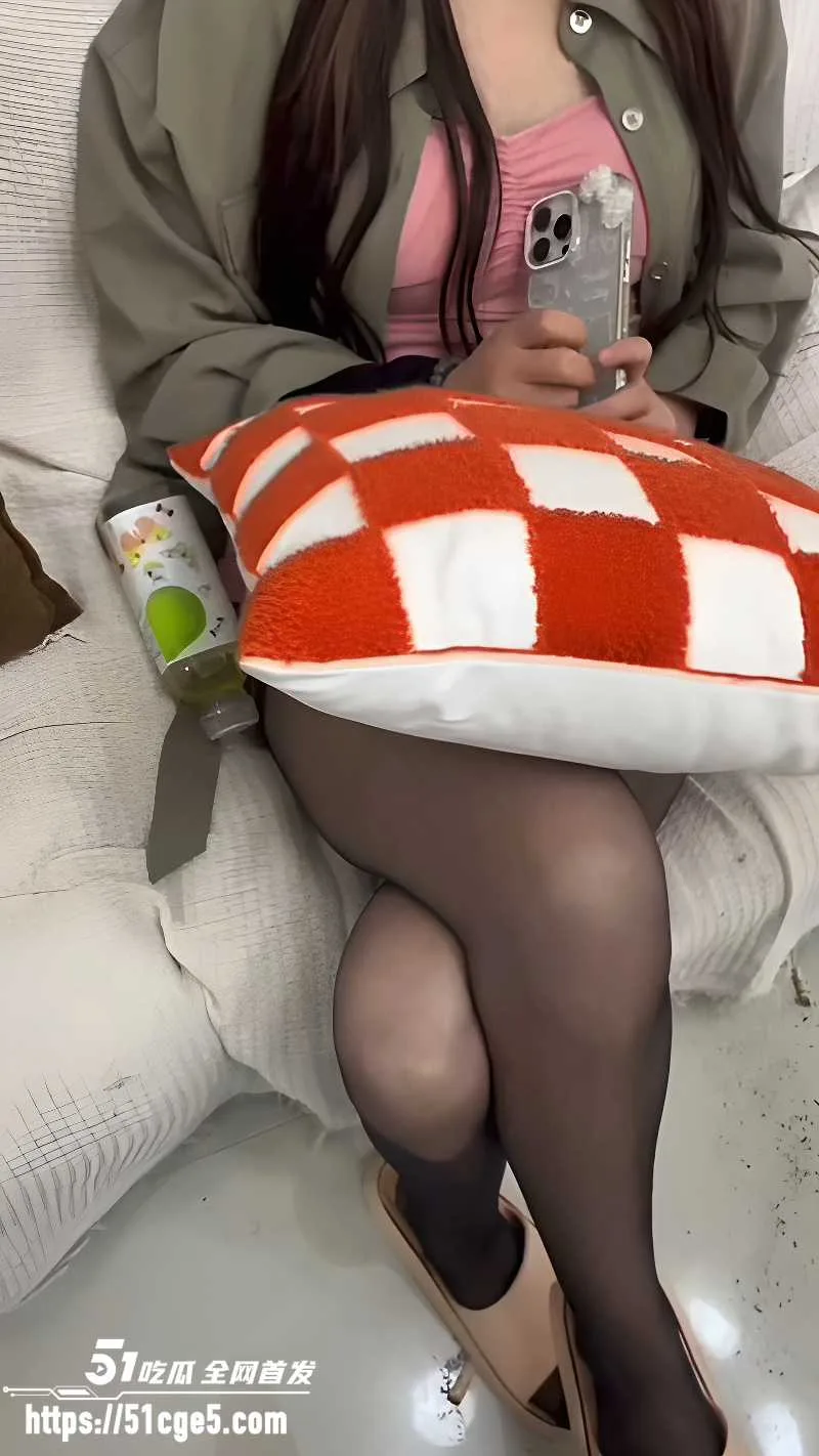 51原创和妹妹同居的日子 好心肠妹妹谁都可以白嫖 我这个大哥也玩一次不过分吧