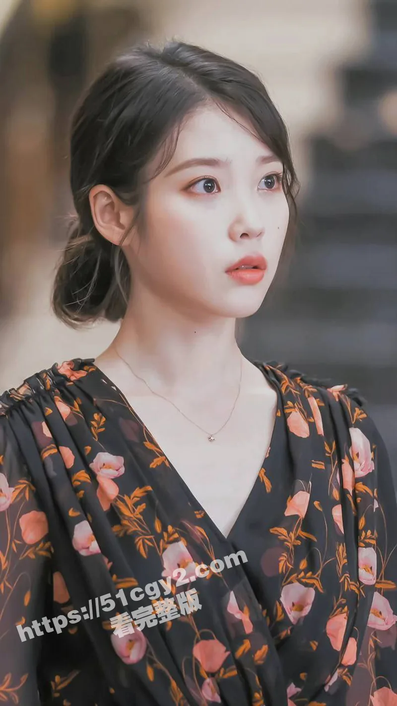 韩国歌手IU 李知恩 袖口疑似走光露奶 狗仔拍摄技术是真的强 挺拔的奶子一览无余!