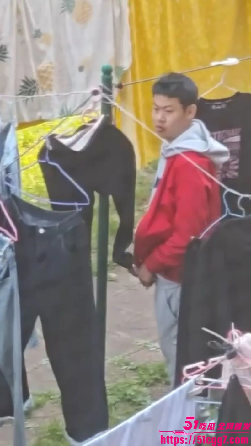 学校女生宿舍楼下惊现变态男!偷女生打底裤当众撸管 边撸边四处观望 全程被拍曝光!