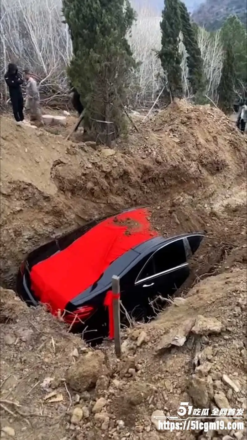 东北一大哥离世竟把百万奔驰S450L直接随葬入土 8888连号豪车被活埋 太壕了!