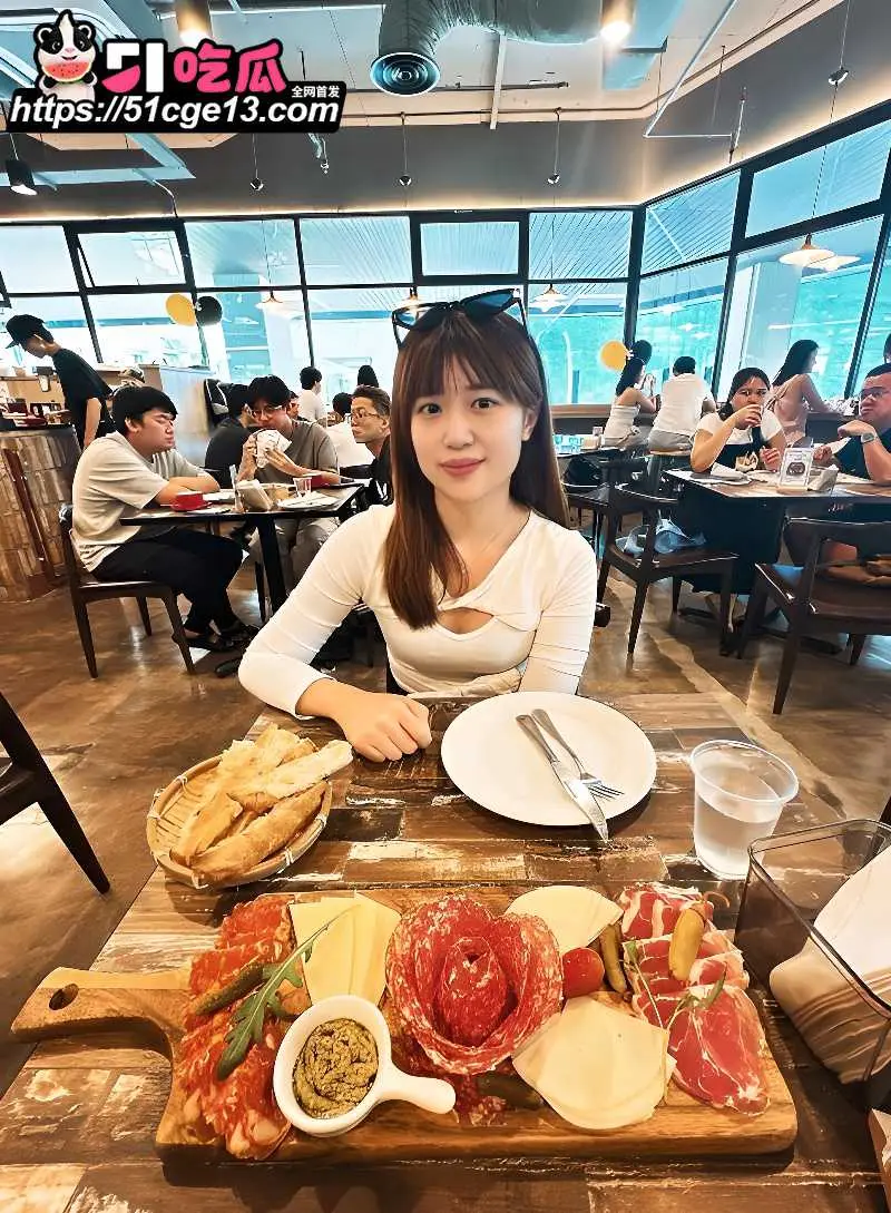 高颜药剂师 EshanWong 性爱视频流出 酒店露脸自拍后入打桩 镜前害羞浪叫超爽