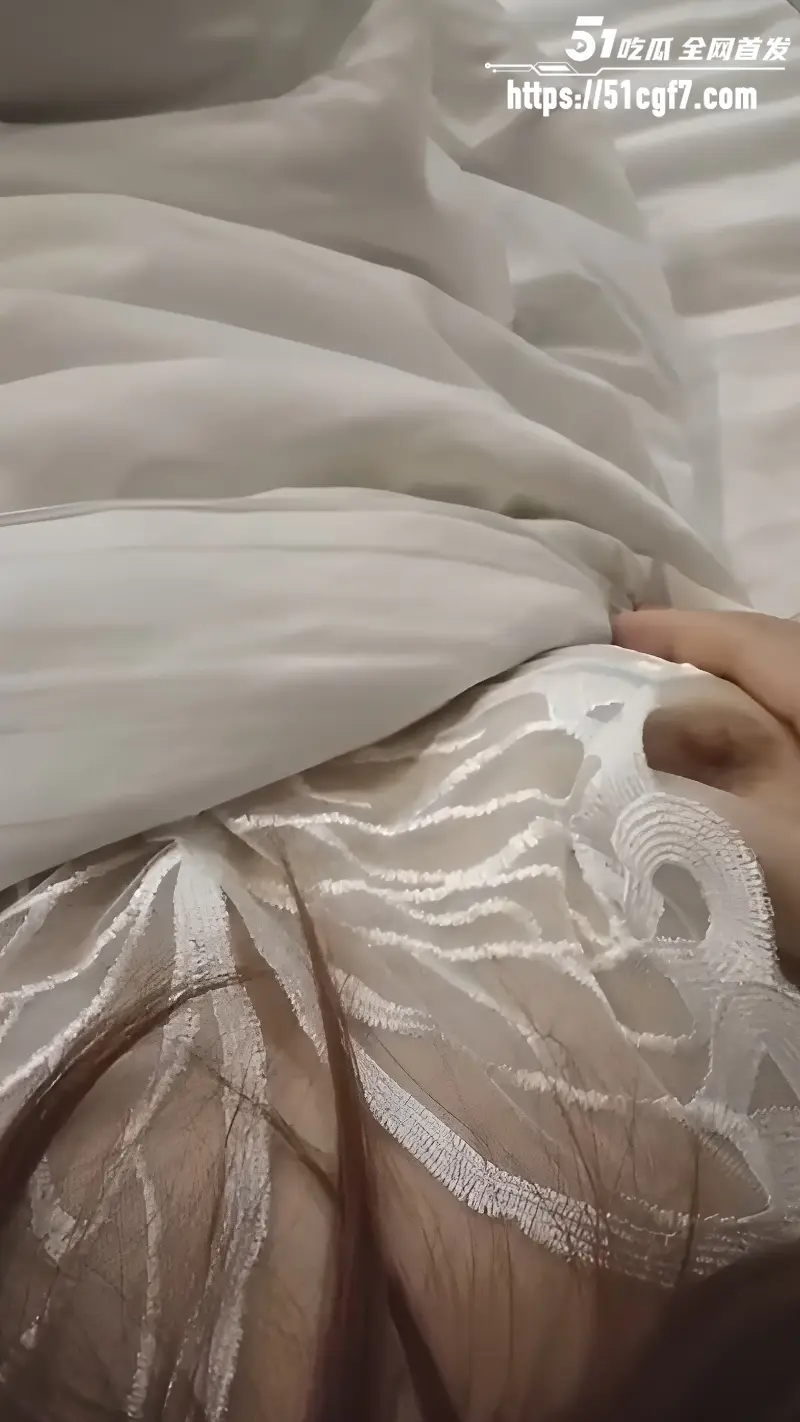海角博主我和表姐的那些事 巨乳表姐主动来找我做爱 无套爆操表姐粉嫩骚穴！