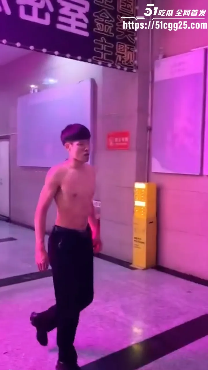 精神小伙1v3街头群殴 拳打脚踢狂暴输出 三人围殴瞬间被干翻 女友劝架惨遭一记摆拳 现场堪比古惑仔!