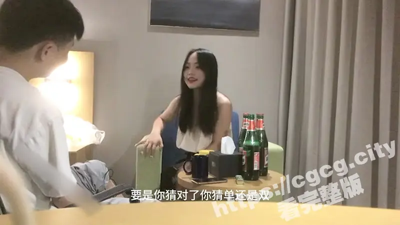 真心话大冒险系列！老哥夜店带回来的大四女生 给女生亲脚背体验女王的感觉立马沦陷 聊天细节满满！