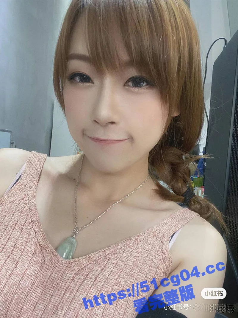 瓜友小红书上约的珠海极品女神 爱运动还参加过马拉松 没想到床上这么淫荡 深情舔屌的眼神太迷人了！