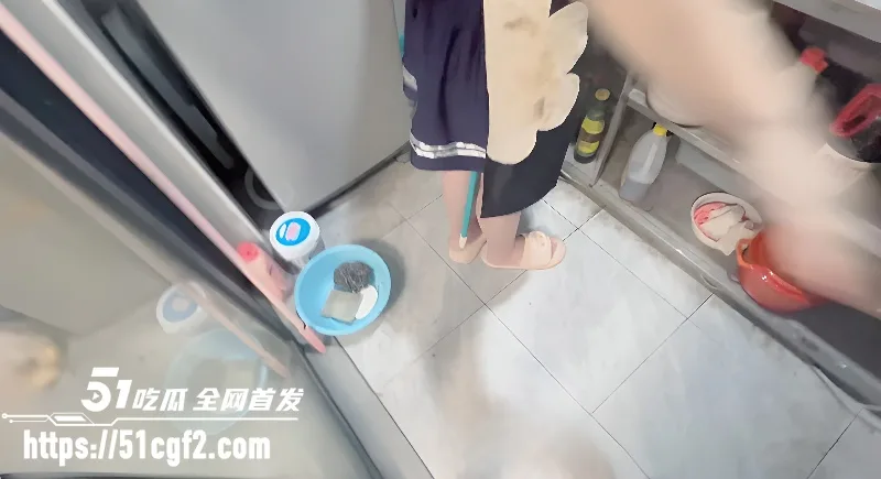 海角乱伦大神睡了我的亲妹妹 妹妹炒菜还插扫把偷偷自慰 被亲哥发现就地正法!