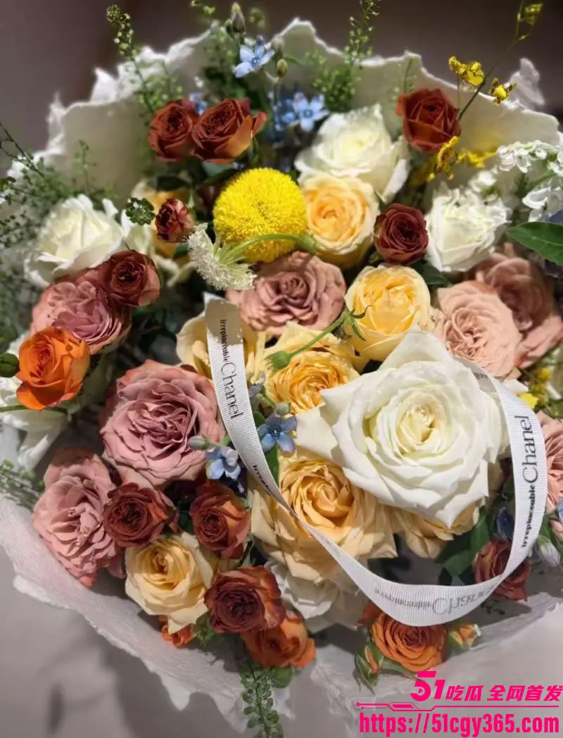 海角乱伦大神 纯爱藏黄刀 新作！表妹穿上女仆装撅臀诱惑 被巨屌狠操嫩穴 淫水喷溅床单！