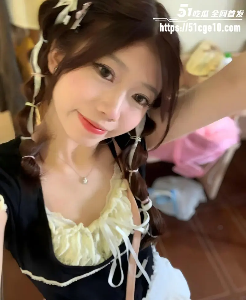 广州反差嫩妹 欢欢 被网调视频泄密 全裸舔脚口舌特写 下贱母畜毫无底线!