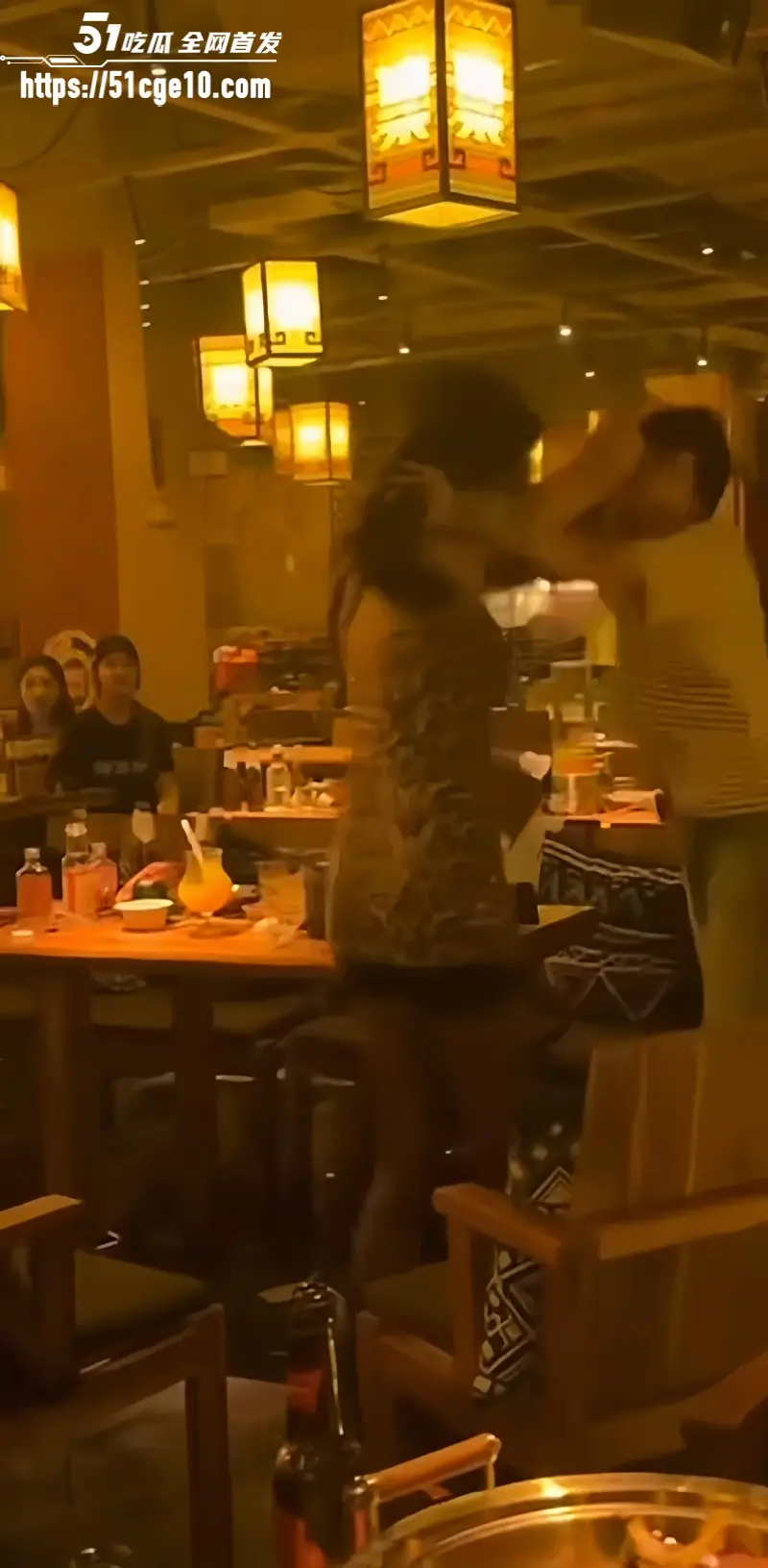 抖音万人求 男娘招惹短发假小子 餐厅直接开打 简直是战神附身 一个比一个凶！