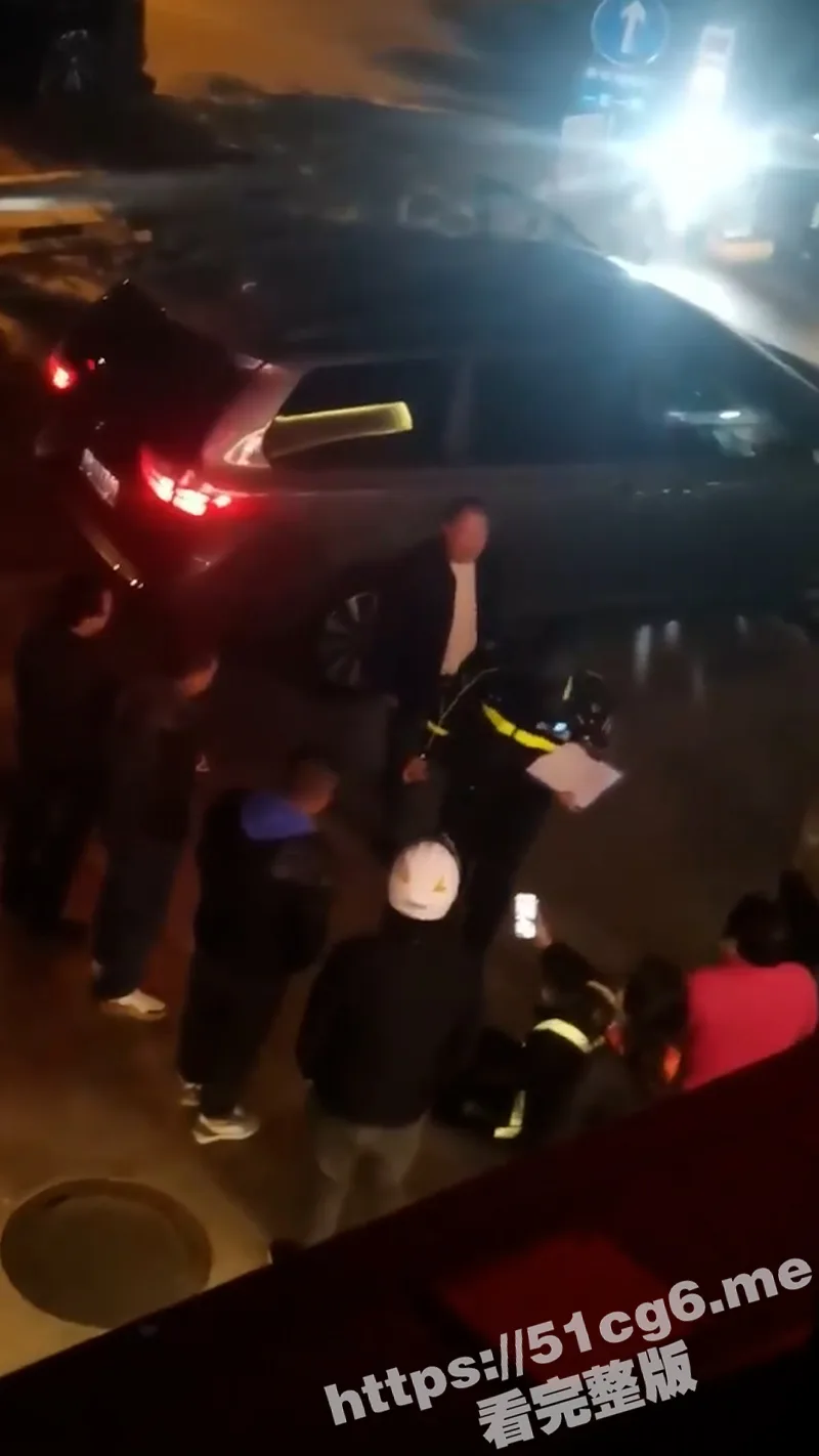 喝点酒就忘了天高地厚！无锡男子醉酒把代驾给打了 警察来了还是那么狂妄！
