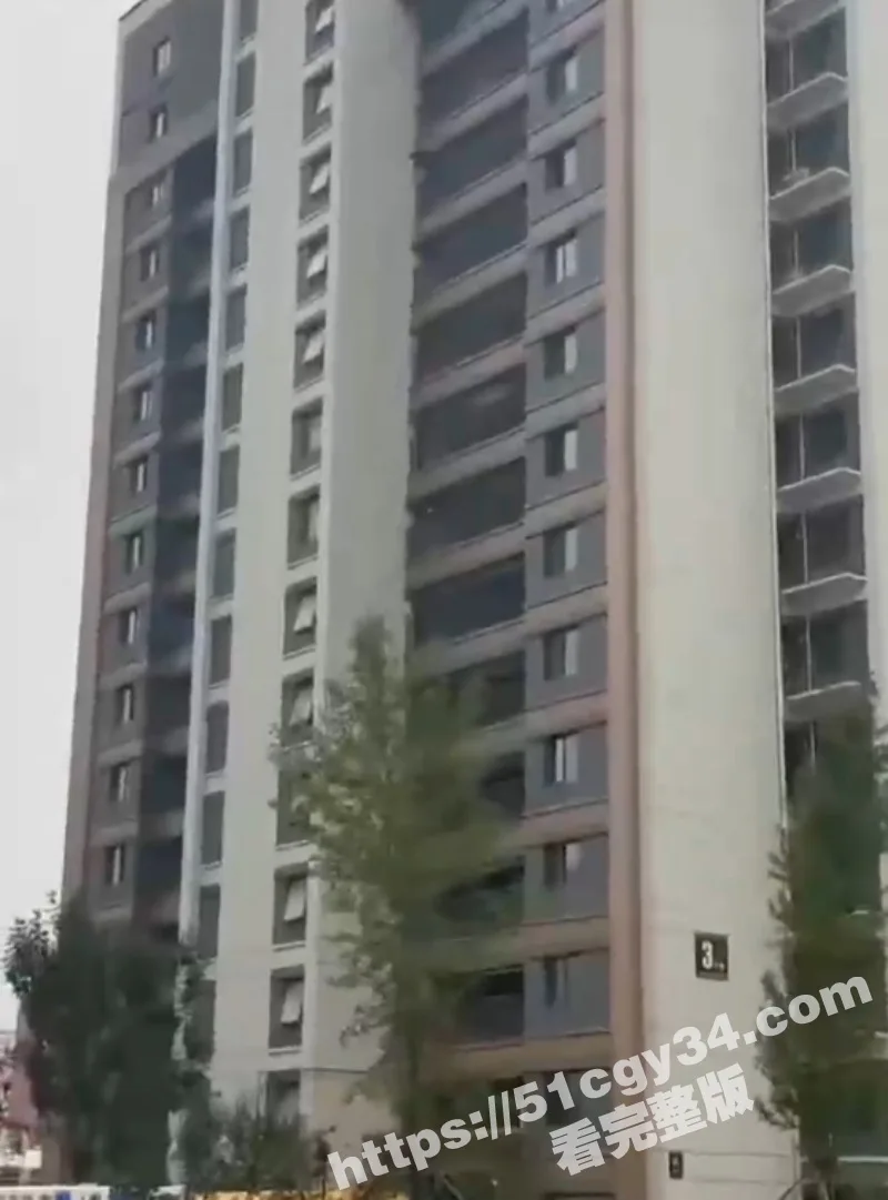 河北一小区再现信仰之跃 男子楼顶一跃而下 不幸避开救生气垫砸在地面 闷响过后当场殒命！
