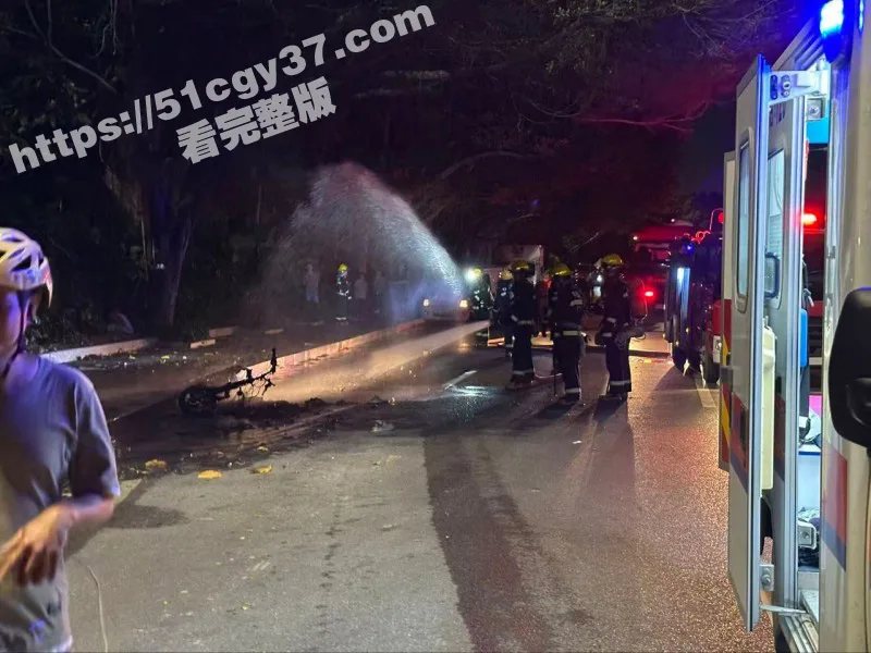 女子骑电动车飙车 跌倒后车辆起火 被严重烧伤衣不蔽体 惨烈程度令人心惊胆跳!
